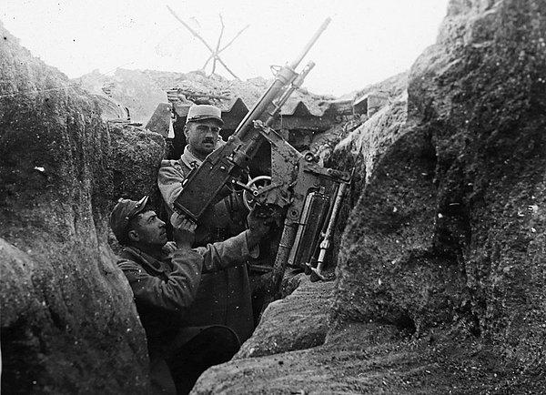 23. Fransız bir asker, uçaksavar makineli tüfek ile bir siperden nişan alırken, 1918.