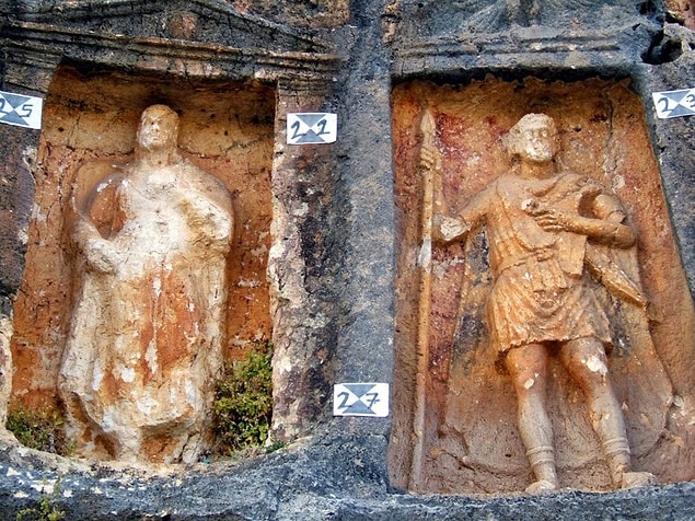 Bu isimlerden yola çıkarak yazıların milattan sonra 2. yüzyılda yazıldığı söyleniyor. Yapım aşaması 250 yıl olunca, kabartmalar arasındaki tarz farkları da göze çarpıyor.