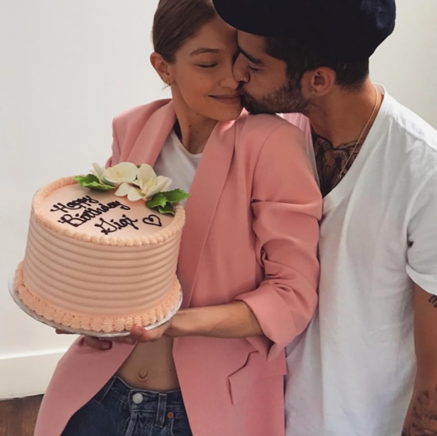 Yere ayak bastığında ise Gigi’yi lezzetli bir doğum günü pastası bekliyordu. Tabii ki de romantik bir öpücük eşliğinde…