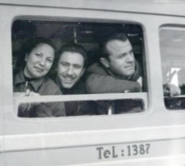 10. Kim bilir nasıl güzel bir gün geçirdiler ki teleferik camından içten bir tebessümle fotoğraf makinesine yakalandılar.