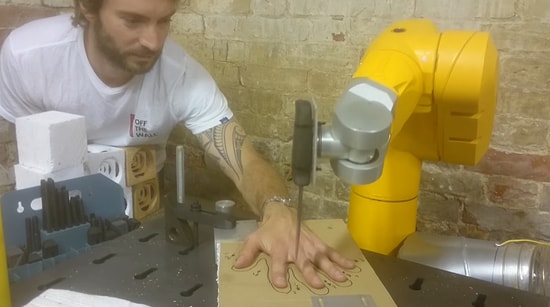 Parmak Arası Bıçak Oyunu Oynayan Robot Kol