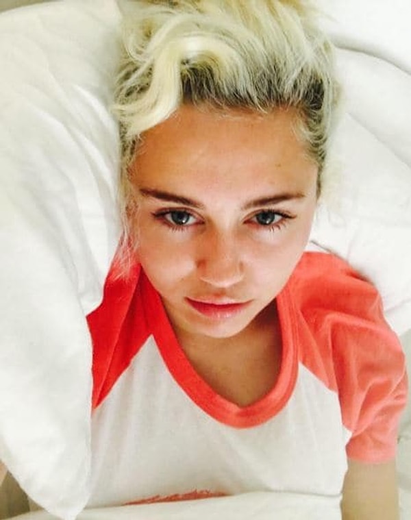 9. В прошлом Майли уже сожалела о том, что обесцветила волосы, потому что это сильно портит их.