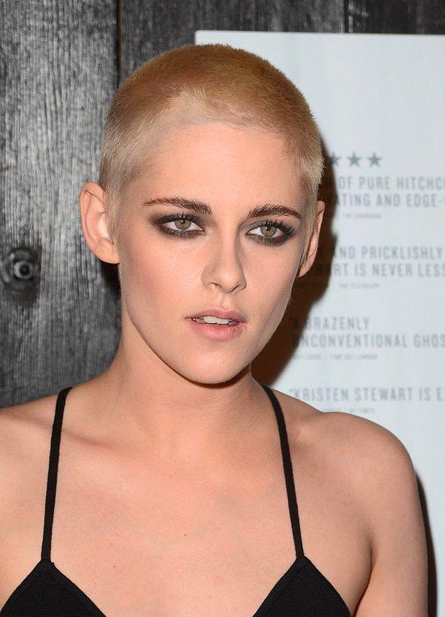 Adını "Alacakaranlık" film serisi ile duyuran Kristen Stewart, "Personal Shopper" filmi için saçlarını kazıtmış, galada keyifli halleriyle dikkatleri çekmişti.