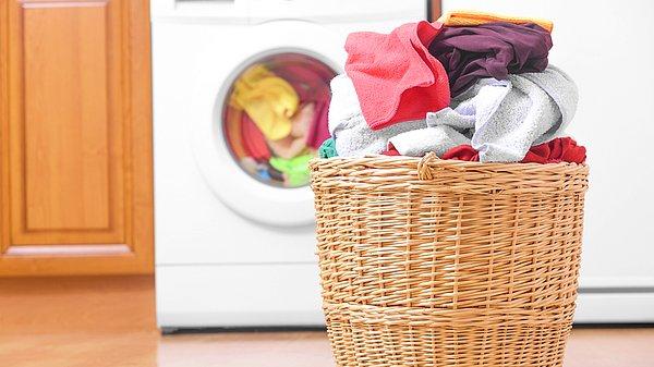 6. Bütün giysi seçenekleriniz bitene kadar çamaşır yıkamayı bırakın. Giyecek bir şey bulamadığınızda dolabınızda kalanları ihtiyaç sahiplerine bağışlayın.