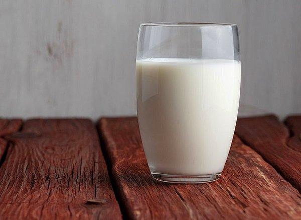 4. Sütünüz ekşi kokuyorsa bir bardağa döküp bir daha koklayın. Kutunun ağız kısmında biriken tortular sütün tamamına yansımamış kokulara sebep olabilir.