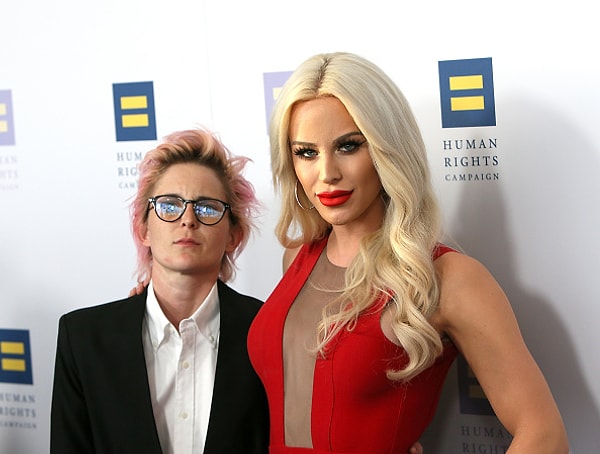 9. "Я никогда не думала, что смогу влюбиться в девушку", - признается Джиджи. Теперь она позиционирует себя как лесбиянку