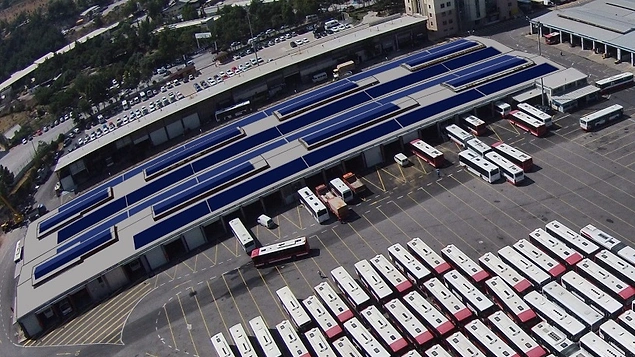 Çevreci ve ekonomik otobüslerin enerji maliyetleri, ESHOT tesislerindeki 10 bin metrekarelik güneş enerjisi santralinden karşılanacak.