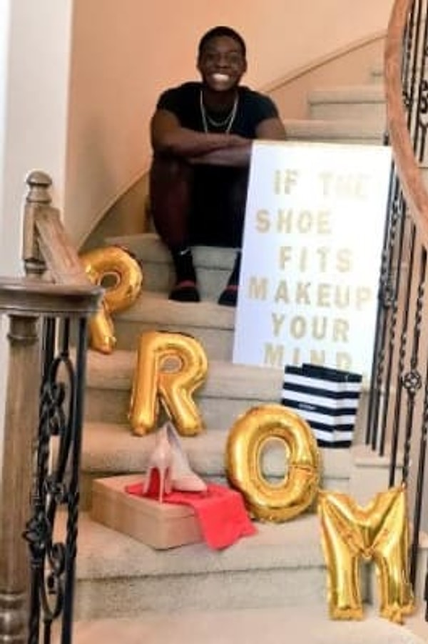 2. Кейтлан идет на выпускной с Луи - парнем из той же школы, но на год младше. Луи долго ломал голову над тем, как пригласить девушку, и нашел идеальный способ.