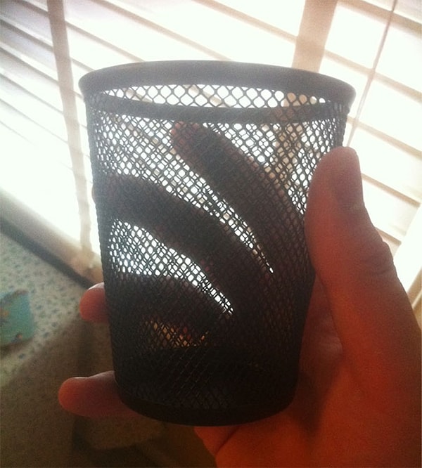 8. Я поступил в универ и уезжаю из дома. Сегодня мама дала мне в руки этот стакан и сказала, что это единственная емкость, из которой я могу пить алкоголь