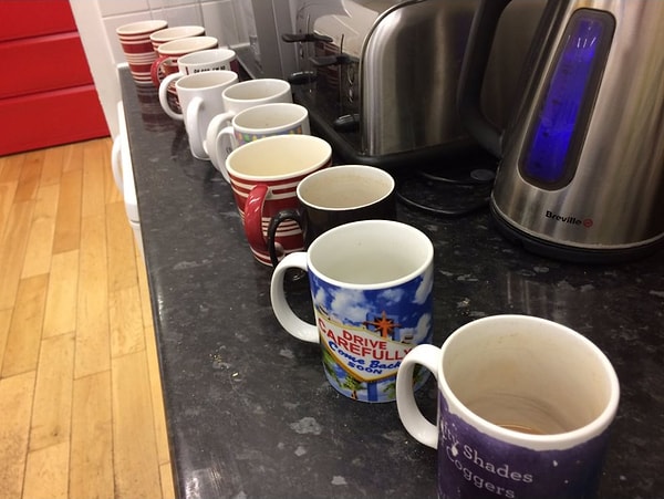 10. Делая чай себе, предложите его всем