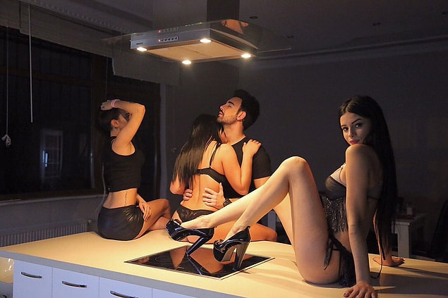 "Sürekli kurgulanmış, açısı ve ışığı ayarlanmış, emek verilmiş fotoğraflar için poz verirken ne ara eğleniyor bu adam?" diye düşünsek de, Taha Özer'in hayatı farklıydı işte...