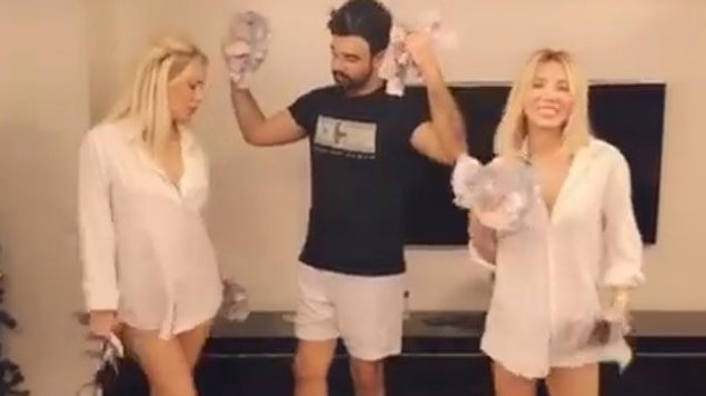 Bazen de Ciciş Kardeşler ile yerlere para dökmeli, çıldırmalı ev partileri veriyor.