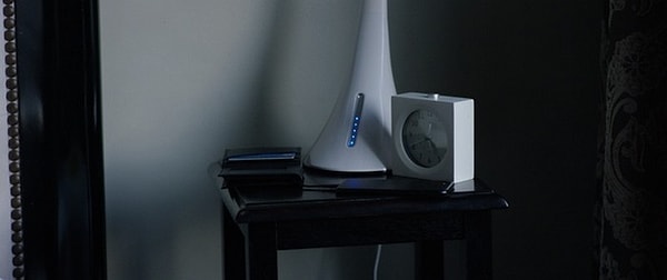 7. Заряжается кошелёк предельно просто: достаточно положить кошелёк на подоконник под лучи солнца или же под обыкновенную лампочку.