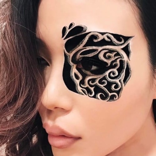Ona ilham vererek harekete geçmesini sağlayan şey tabii ki sanat. Genelde herkes uyurken yaratıcılığını konuşturuyor ve gece yarısından sonra çalışıyor.