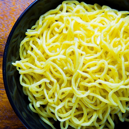 Uzak doğru tarzı 'ramen noodle' severler, bir miktar kabartma tozu makarnanıza dönüşüm yaşatacak.