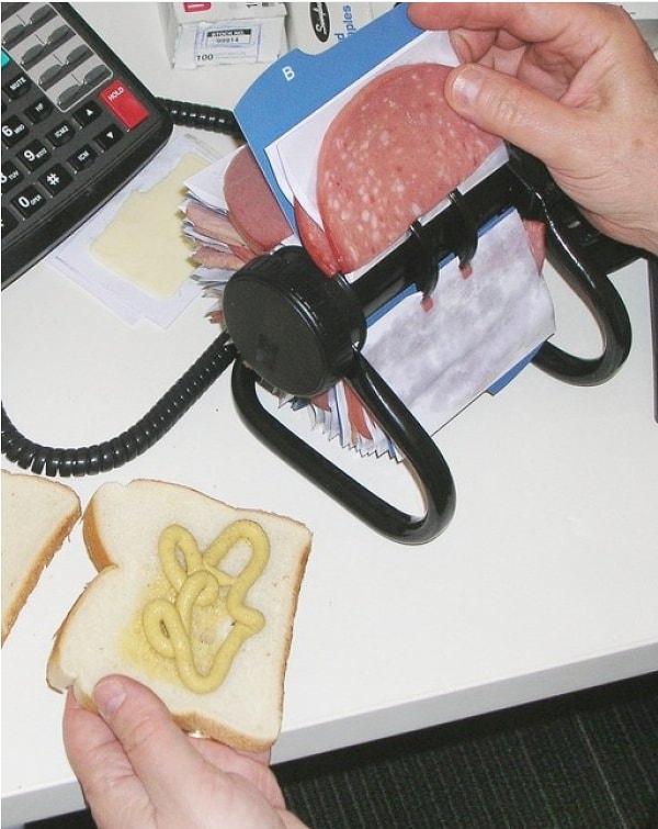 7. Это очень странный способ приготовить бутерброд...