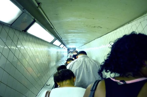 2. А как вы чувствуете себя на переполненных людьми эскалаторах?