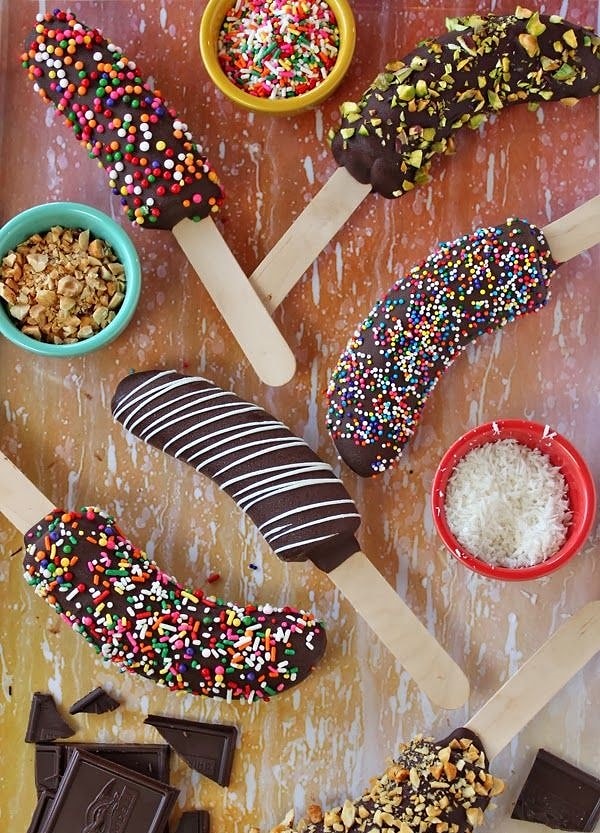 1. Разноцветные бананы в шоколаде