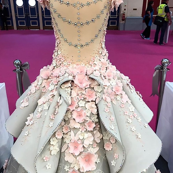 8. Подумать только! Да такой торт не стыдно и на бал надеть!