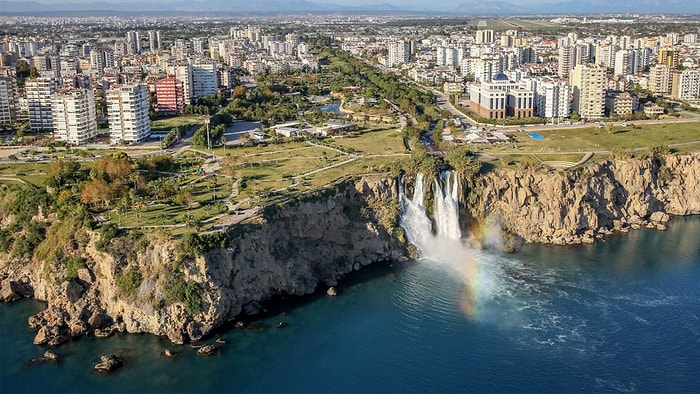 Antalya Valiliği'nden Tartışma Yaratan Karar: Açık Alanda Alkol Tüketimi Yasaklandı