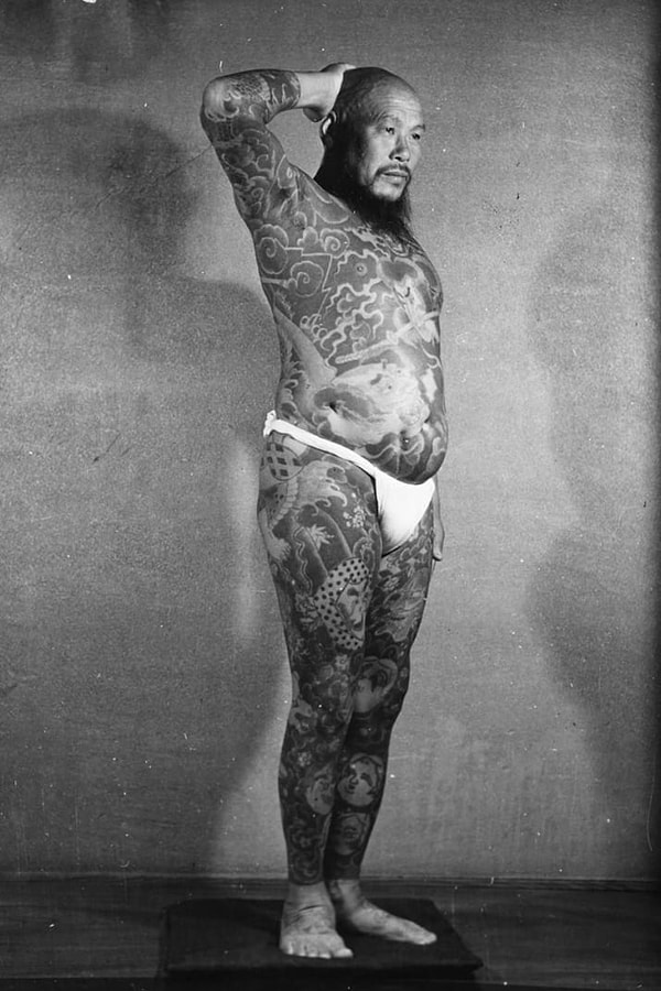 3. Японец показывает свои татуировки, 1958