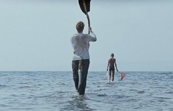 3. Роль мальчика в этой сцене исполнял сын Никулина. В моменте, где Миронов пинает мальчика, когда он нагнулся за удочкой, у него никак не получалось вовремя упасть. Тогда парнишку уверили, что Миронов просто пройдет мимо. В это время Гайдай шепнул Миронову: "Приложись хорошенько!" В общем, дубль получился, а вот обида на "дядю Андрея" осталась еще надолго.