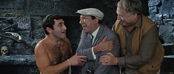 6. Кстати, помните, в сцене в аптеке герой Каневского произносил какие-то странные слова? На самом деле это было зашифрованное послание для возлюбленной (которая впоследствии вышла за него замуж).