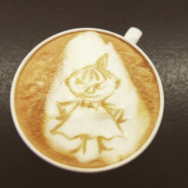 1. Начинала Ева с более простых монохромных рисунков. Вот, например, её автопортрет: 😜