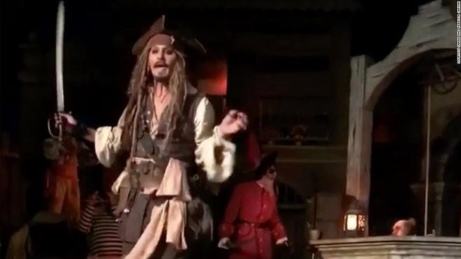 Johnny Depp'ten Disneyland Ziyaretçilerine Jack Sparrow Kostümlü Sürpriz