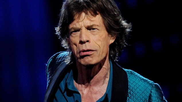 Caz əfsanəsi George Melly bir dəfə Mick Jagger-dən "Niyə üzünüz bu qədər qırışmış?"  Soruşulduqda, Jagger "Gülür" cavabını verdi.
