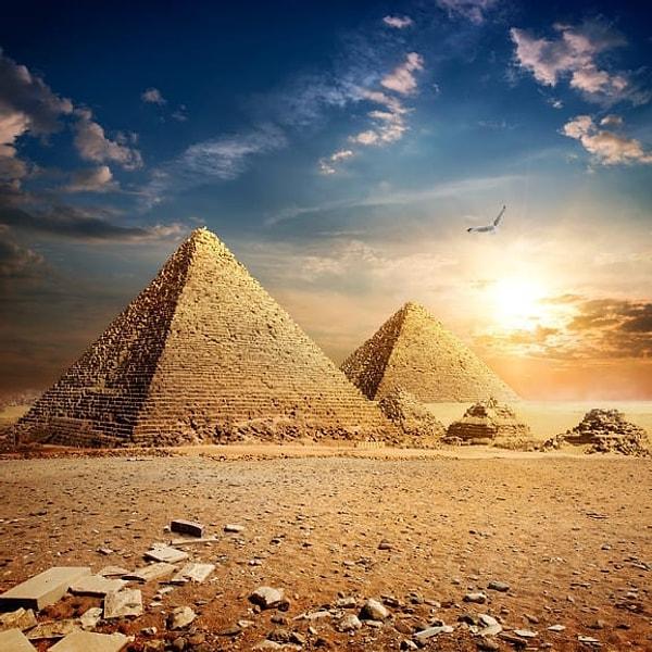 3. Kleopatra bize göre yaşlı, Mısır Piramitleri Kleopatra'ya göre.