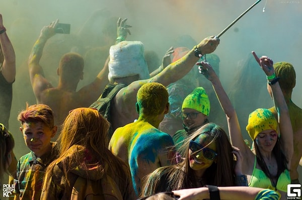 11. Но и это еще не все! Участники Grelka Fest-2017 сделали этот день еще ярче с помощью красок Холи!