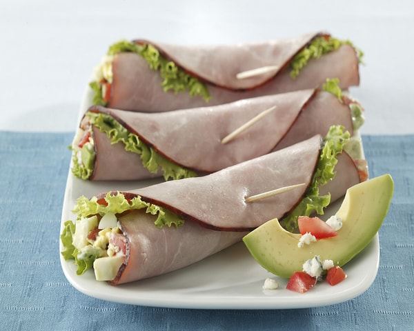1. Рулетики из ветчины с авокадо