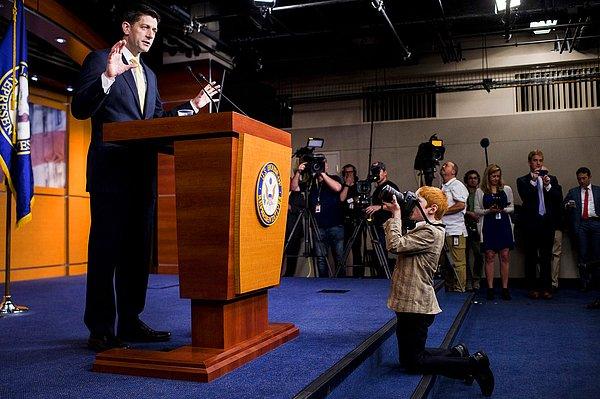 2. Getty Images fotomuhabiri Chip Somodevilla'ın oğlu Archer Somodevilla Beyaz Saray temsilcisinin fotoğrafını çekiyor.
