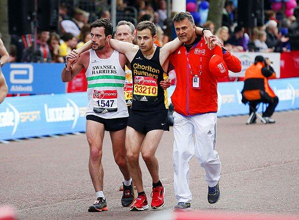 7. Virgin Money Londra maratonunda rakibi David Wyeth'e yardımcı olan Matthew Rees, 23 Nisan.