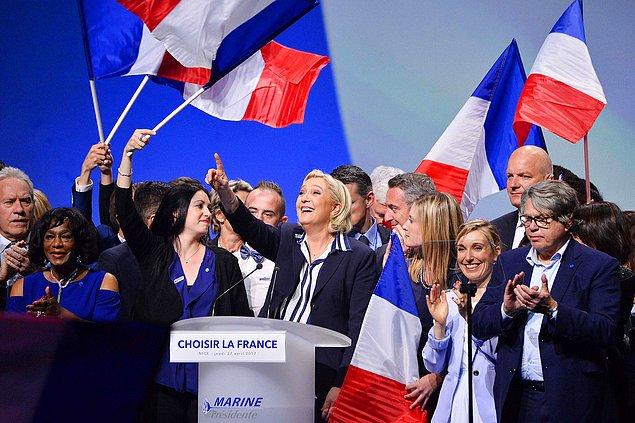 11. Ulusal Cephe Partisi başkanı Marine Le Pen, Fransa'nın Nice şehrinde destekçilerini selamlıyor.