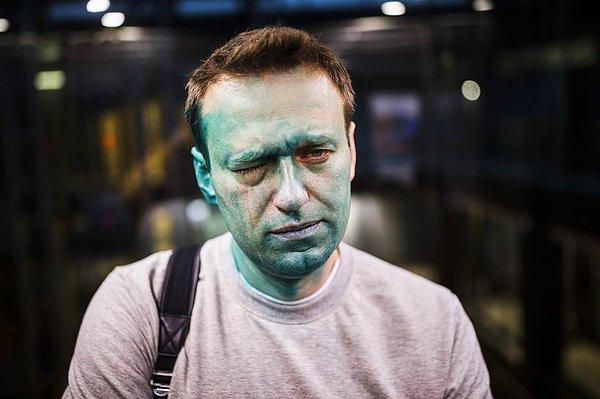 12. Rus muhalefet partisi lideri Alexei Navalny'nin yüzüne Moskova'daki bir konferans sonrasında yeşil antiseptik atıldı.