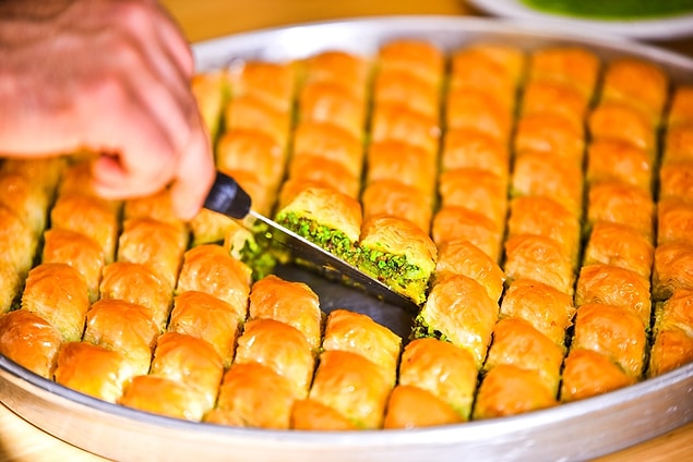Bizce parıltının sarı ve ışıl ışıl olması şerbeti kararında bir tepsi Antep baklavasına işaret ediyor.