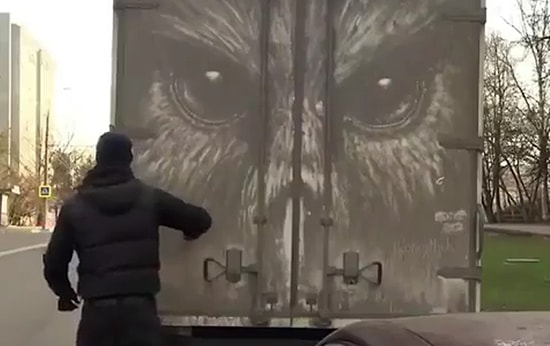 'Beni Yıka' Yazısını Biraz Abartarak Kirli Araçların Üzerine Sanat Eseri Bırakan Adam