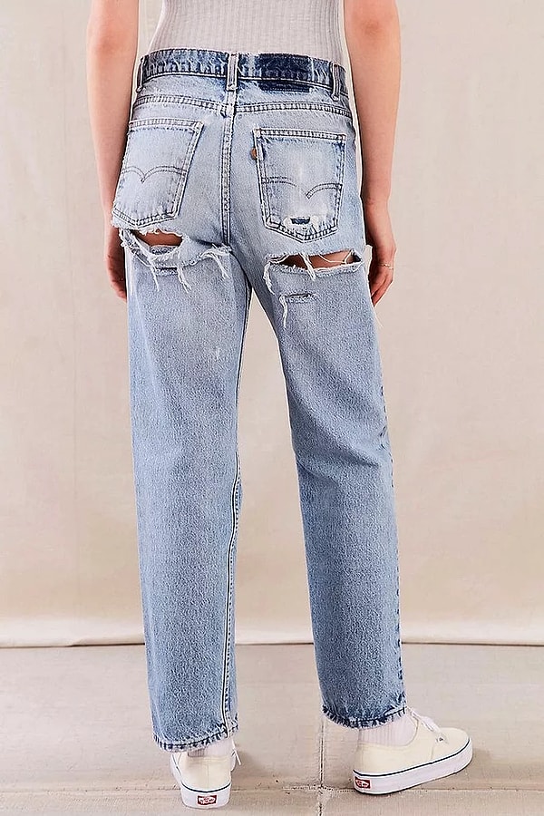 9. Другие же считают, что это новый невероятно модный тренд, который пришел на замену джинсам, порванным на коленях.