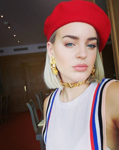 Bu projelerden biri de ailesine hiç söylemeden oyunculuk yaptığı dev eser "Sefiller!" Diğeri ise Jessie J ile aynı sahnede yer aldıkları "Whistle Down the Wind."
