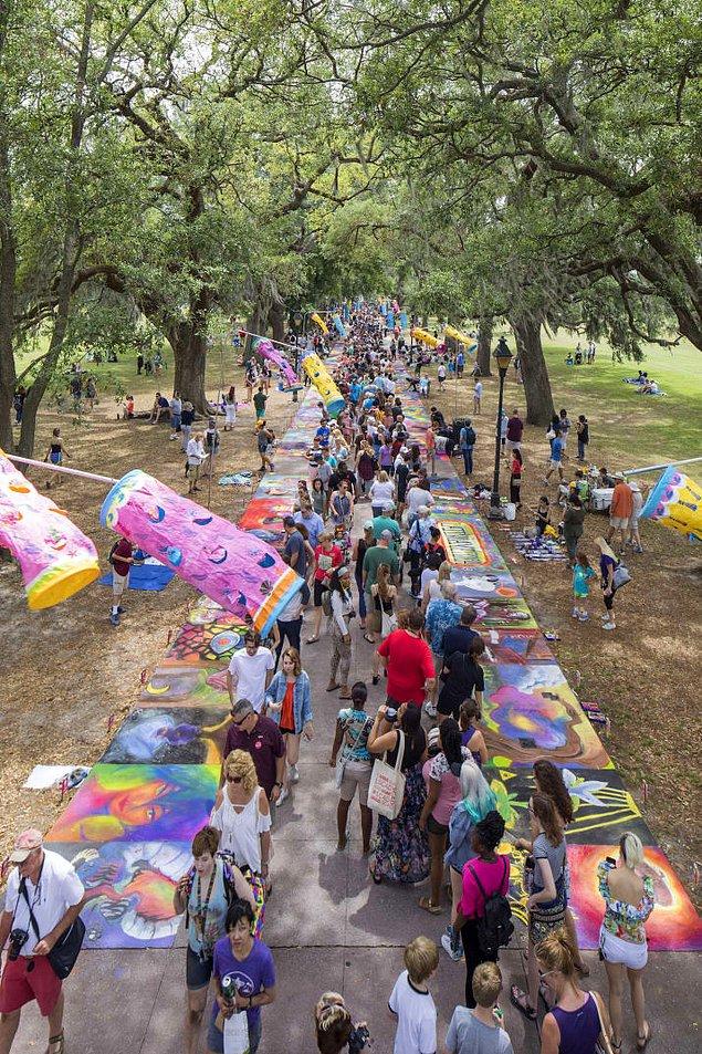 Her yıl Savannah Sanat ve Tasarım Okulu, öğrencilerin sıkıcı kaldırımları kara tahta boyalarıyla cıvıl cıvıl sanat eserlerine dönüştürdüğü bir yarışmaya ev sahipliği yapıyor.
