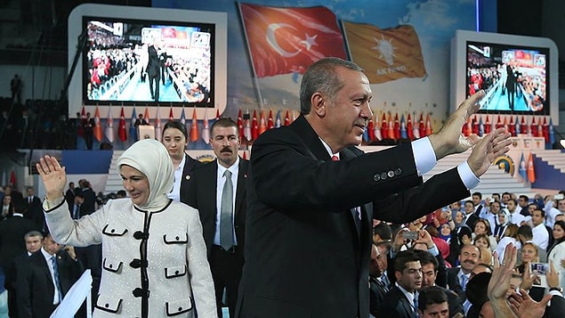 Ve üyelik töreninin gerçekleştirileceği salona geçti.