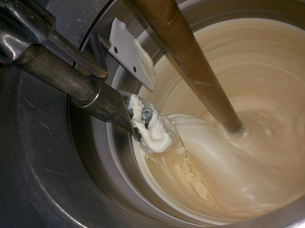 Известно, что технические возможности "Дома мацони" позволяют готовить как ванильные и шоколадные варианты, так и мороженое из фруктов и сухофруктов.