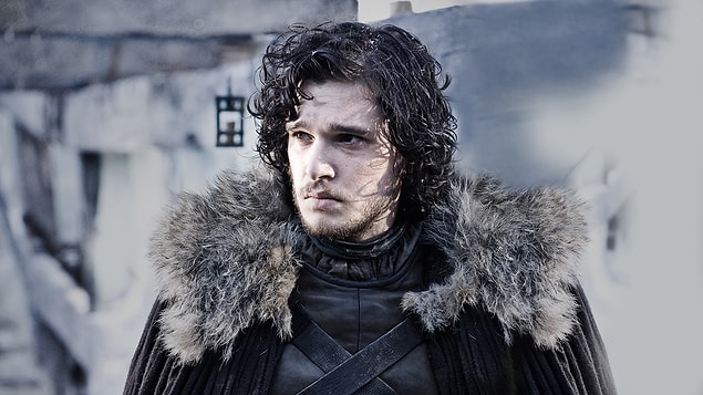 "Ve evet; ak gezenler, daha dizinin ilk sahnesi ve kitabın ilk satırlarından itibaren Jon Snow'un peşindeler."