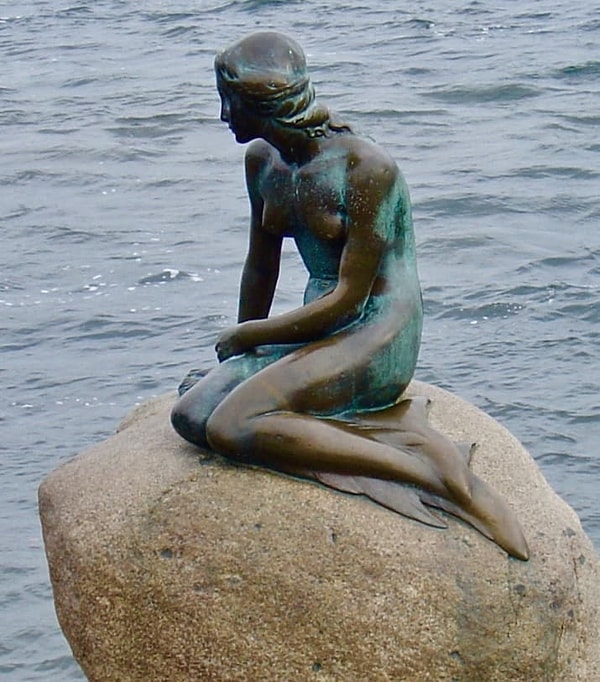 14. И, наконец, сцена, в которой Ариэль сидит на камне, является отсылкой к статуе Русалочки в Копенгагене, где жил автор "Русалочки" Ганс Христиан Андерсен.