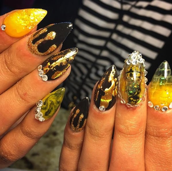 7. Главная часть этого маникюра была определенно сосредоточена вокруг среднего пальца - осы в акриле.