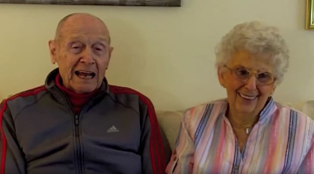 Minnesota'da yaşayan John ve Evie ile tanışalım öncelikle. Gördüğünüz gibi yüzleri mutlulukla gülüyor bu ikilinin. 😍