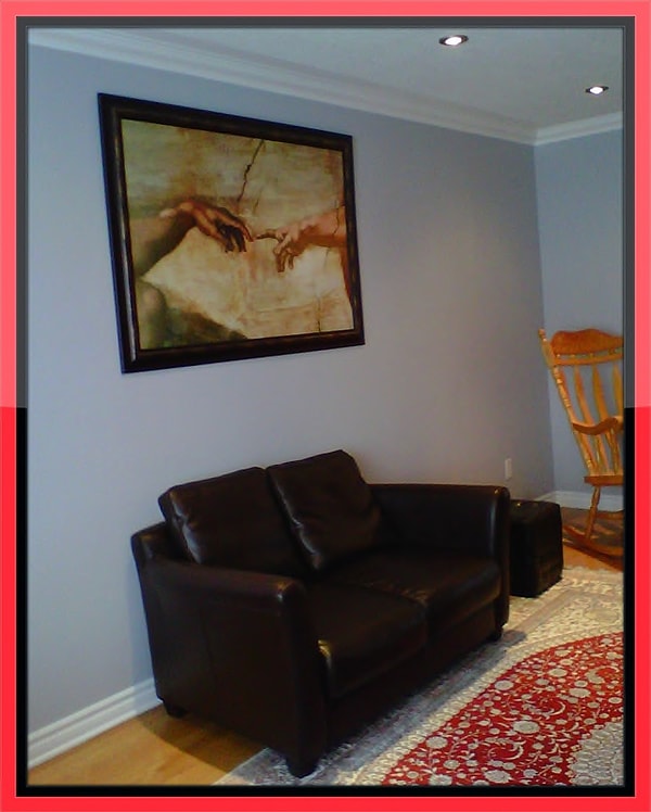 3. Ошибка: Картины висят слишком высоко