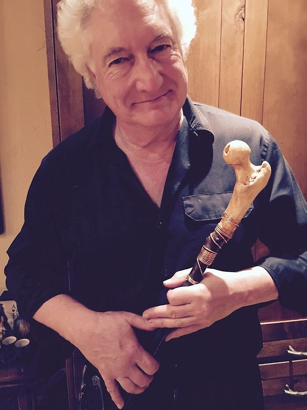 11. "Моему отцу заменили бедро. Доктора отдали ему кость, чтобы он смог сделать из нее трость"